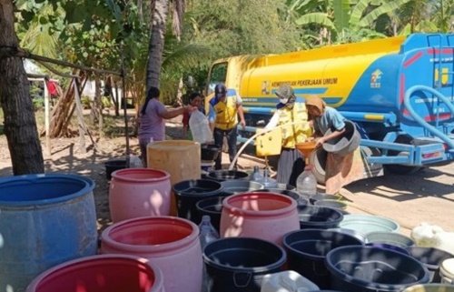Kementerian Pekerjaan Umum memasok air bersih ke lokasi yang alami kekeringan. Foto pu.go.id.