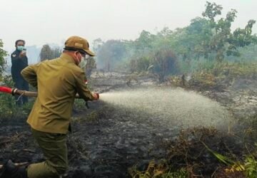 Bupati Sambas Satono Turun Langsung Padamkan Karhutla di Desa Tri Mandayan