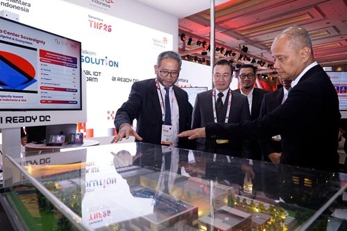 Direktur Strategic Business Development & Portfolio Telkom Seno Soemadji (paling kiri) memperkenalkan empat kapabilitas Sovereign Digital Technology yang membentuk ekosistem teknologi digital nasional terintegrasi. Foto Istimewa.