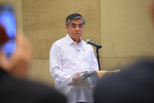 Menaker Yassierli memaparkan sejumlah regulasi baru pelindungan pekerja di hadapan perwakilan serikat pekerja Asia Pasifik. Foto Istimewa.