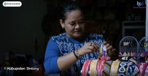 Sumjulia pemilik Galeri Sintang, Kalbar.